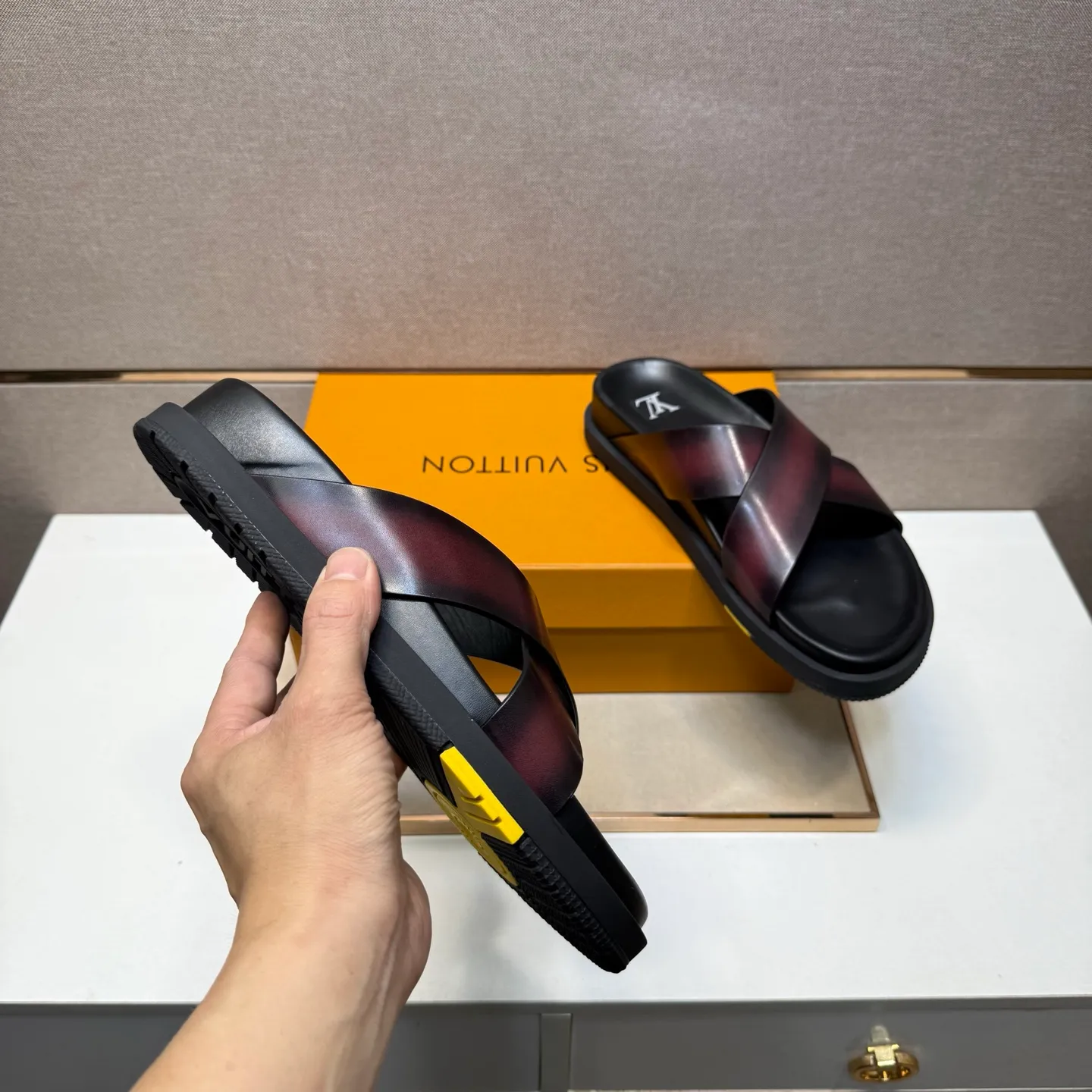 Men's men's shoes 💰pp420 [LV～] Men's casual slippers 2025z cabinet sales simultaneously 🔶Size: 38-44#️⃣ 🔷4 colors🔜The upper is made of cowhide stitching ➕Cowhide lining, comfortable and breathable, sole: original comfortable, wear-resistant and non-slip outsole, ⚠️Real 📱Photography🎬The real thing is better📢📢📢